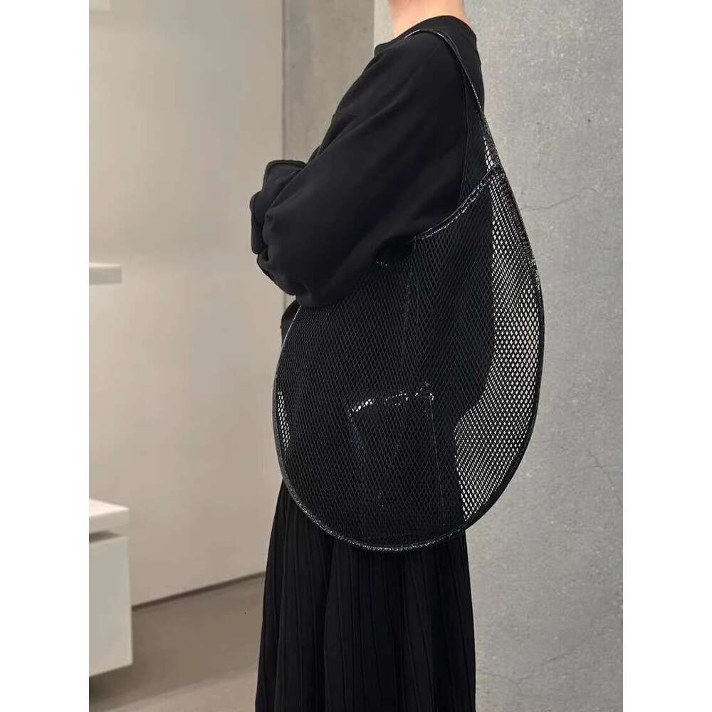 New Product Internet Celebrity Same Style Fashion Versatile Dark Hollow Out Lacquer Leather Design Commuter Mesh Single Shoulder Tote Bag