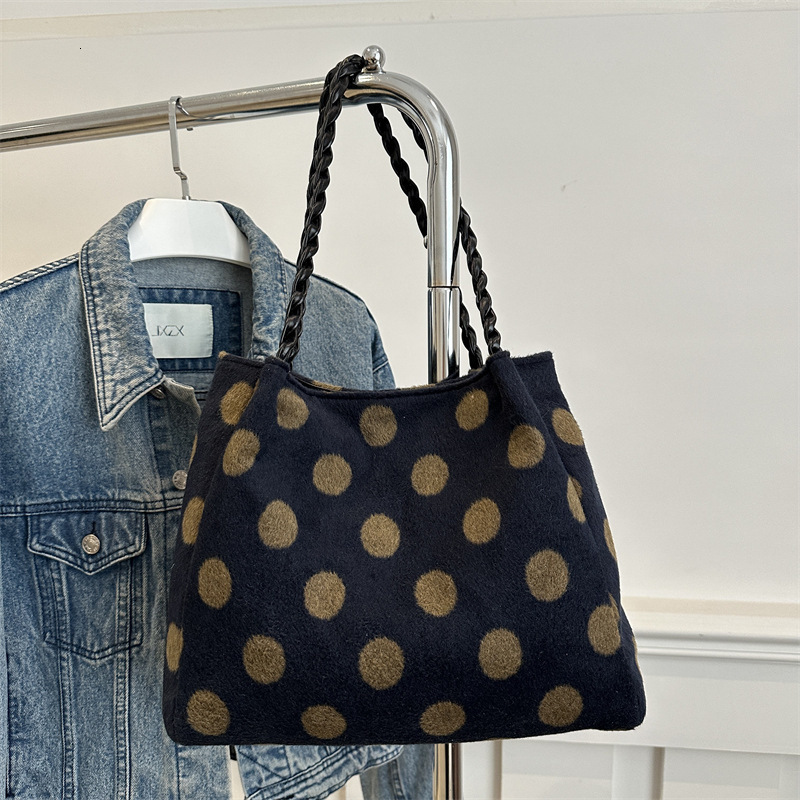 Free Delivery Designer Bag Ladies' Large Capacity Commuting Hand 2025 Winter New Versatile Ins Single Shoulder Armpit Tote Fashionable Luxury Bag