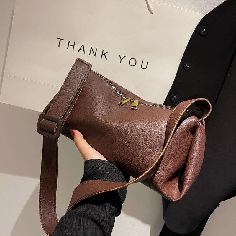 fast shipping popular women's bas 2025 new lare capacity fashionable hih-end feelin western-style versatile shoulder crossbody