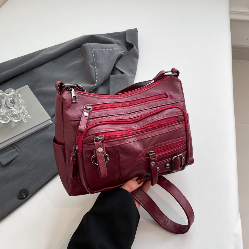 Free Delivery Designer Bag Women's Hand 2025 New Soft Leather Crossbody Middle Aged Single Shoulder Mom Popular This Winter Large Capacity Women&
