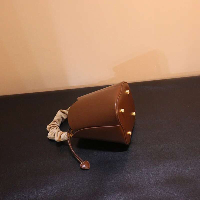 Bucket Niche Design, Vegetable Basket Bag, High-End Feeling, Petal Flower Hand-Held Crossbody Bag