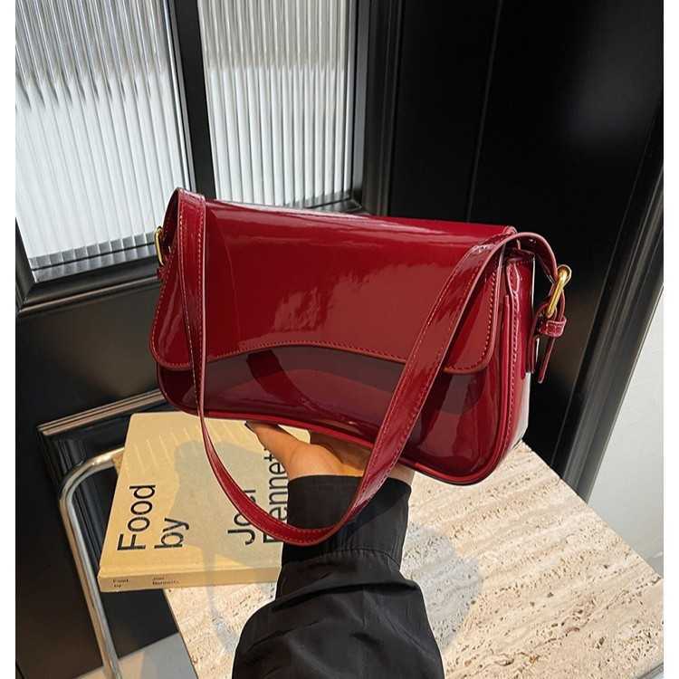 High quality new flip cover magnetic buckle shoulder bag for work and commuting Fashion and simple womens bag armpit bag diagonal cross handbag