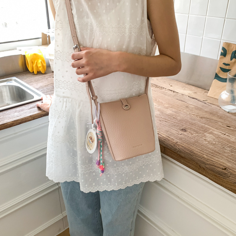 2025 new Korean version solid color bucket for women, fashionable, simple commuting shoulder bag, stylish and versatile crossbody bag