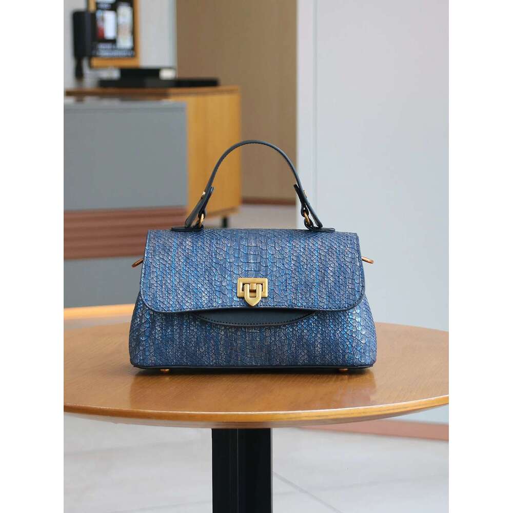2025 New Retro Commuter Snake-Shaped Handbag Advanced Texture Temperament Fashion Shoulder Slung Small Square Bag Simple