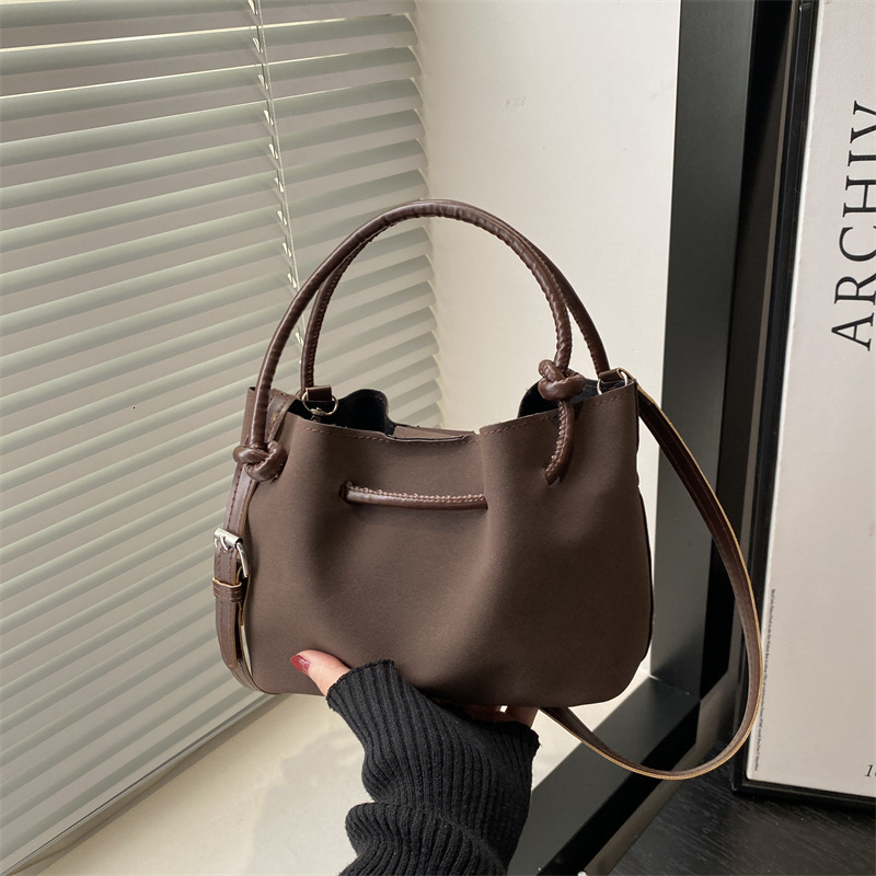 Free Delivery Designer Bag Commuter Hand 2025 Winter New Versatile Ins This Year Popular Single Shoulder Crossbody Baozi Mother For Women Luxury Bag