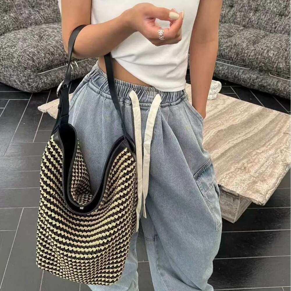 High Quality Designer Bags 2025 Summer New Casual Generous Fur With First-Layer Cowhide Bucket Lazy Commuter Shoulder Bag Luxury Bag