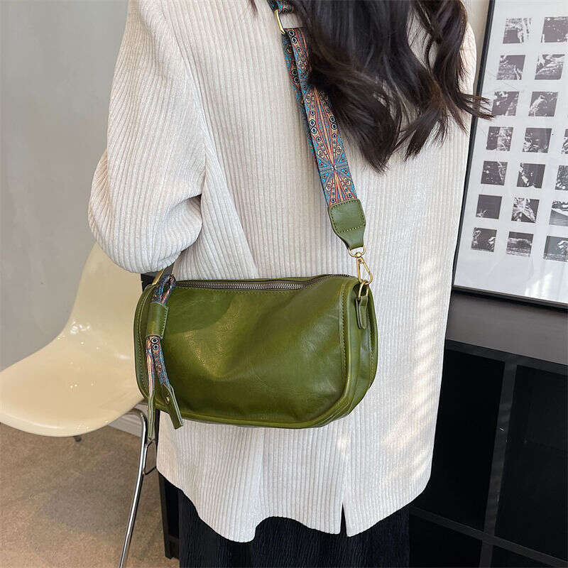fast shipping Women's 2025 New Fashionable Versatile Casual Western Style Wide Strap Single Shoulder Girls' Crossbody Bag, Trendy