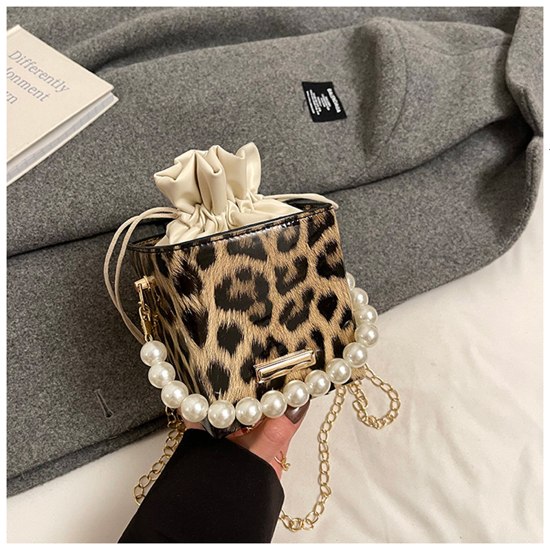 Free Delivery Designer Bag Internet Celebrity Mini Fashion Pearl Hand 2025 High End And Stylish Single Shoulder Crossbody Chain Small Square For Women
