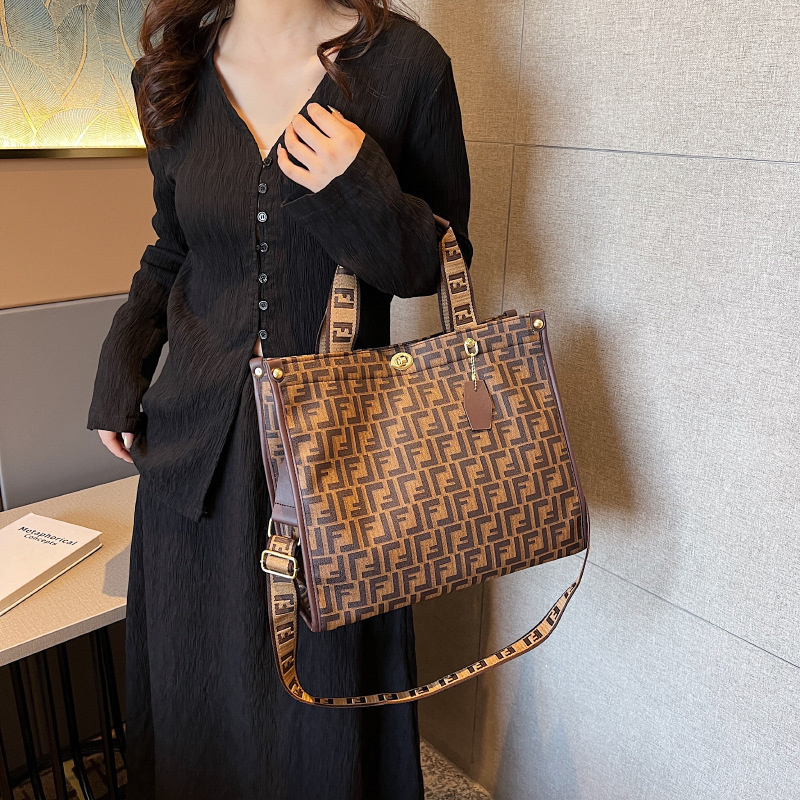 Free shipping 2025 new designer bag, fashionable commuting tote bag, high-end texture printed single shoulder diagonal cross bag for women