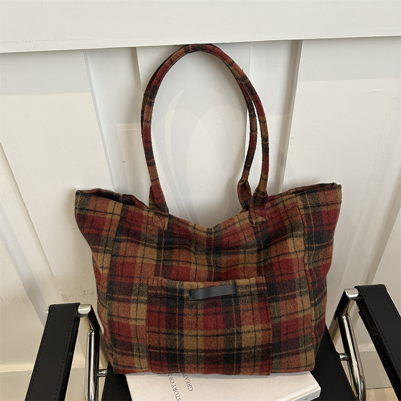 Free Delivery Designer Bag 2025 Winter New Personalized Plaid Casual Commuting Shoulder With Fashionable And Niche Design Underarm Tote Luxury Bag