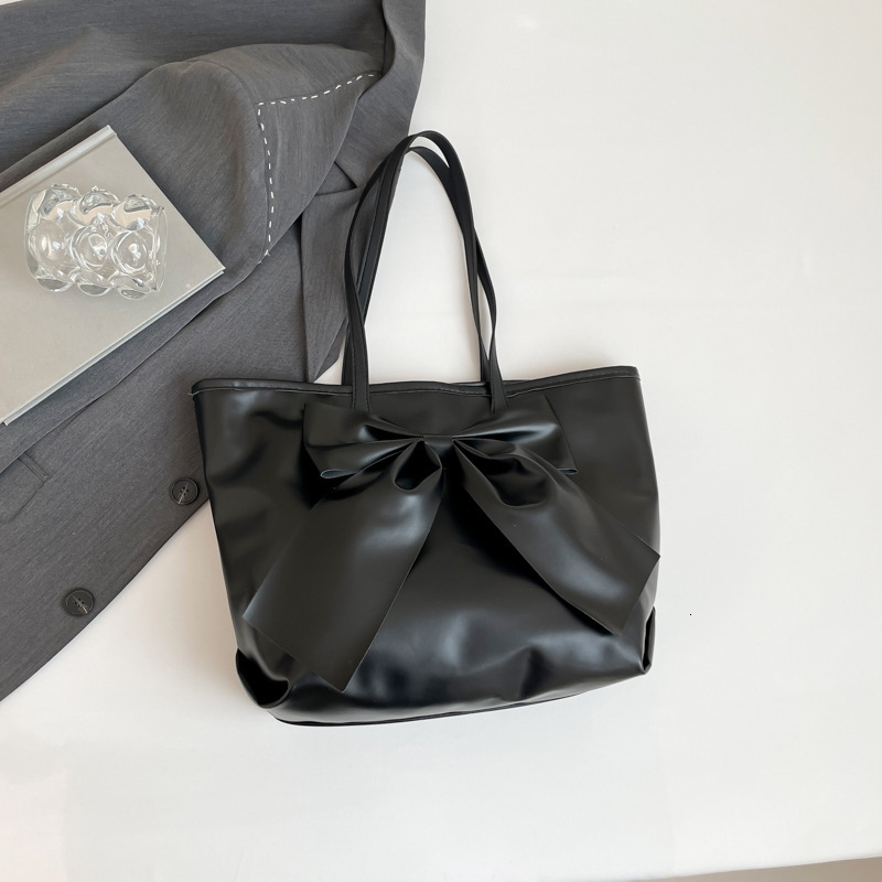 Bow Shaped Large Capacity Tote Luxury Bag New Free Delivery Designer Bag Bag For Women New Niche Highend Soft Face Commuting Handbag Shoulder Bag Crea
