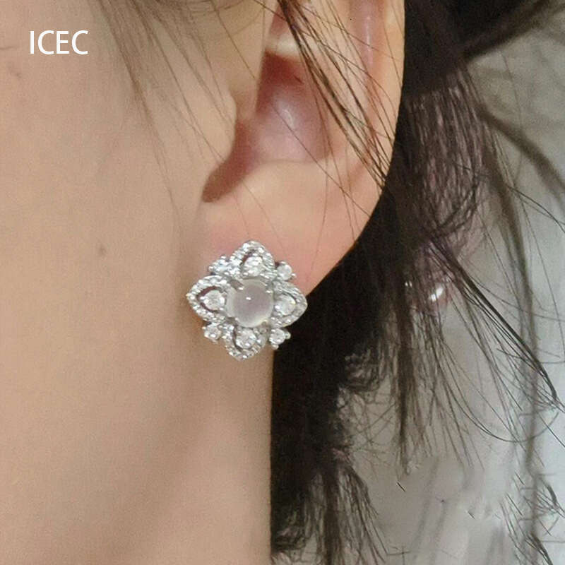 Sparkling micro inlaid four leaf clover with a refreshing cool feeling, super stylish versatile, exquisite and high-end, atmospheric earrings
