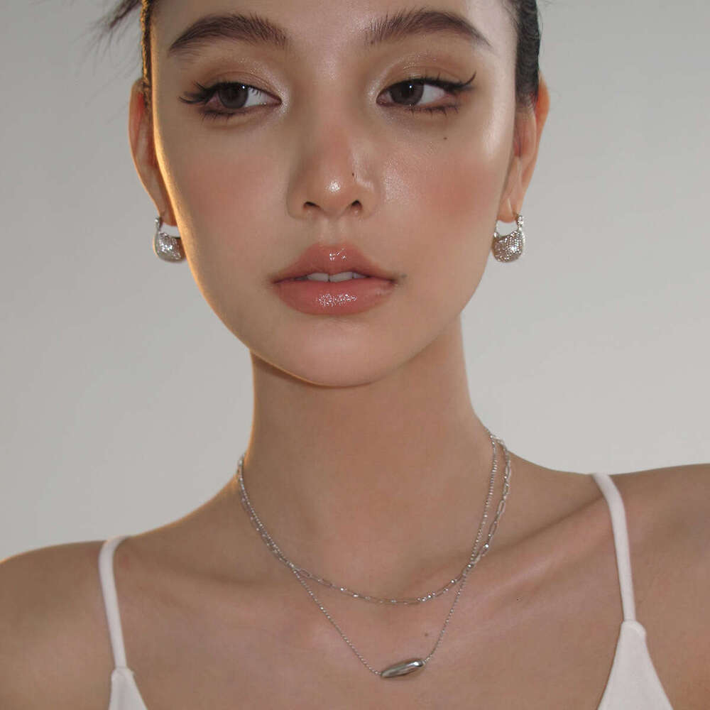 Boonee alus unique woven small bag with three-dimensional ear buckle, women's light and high-end temperament suitable for summer earrings