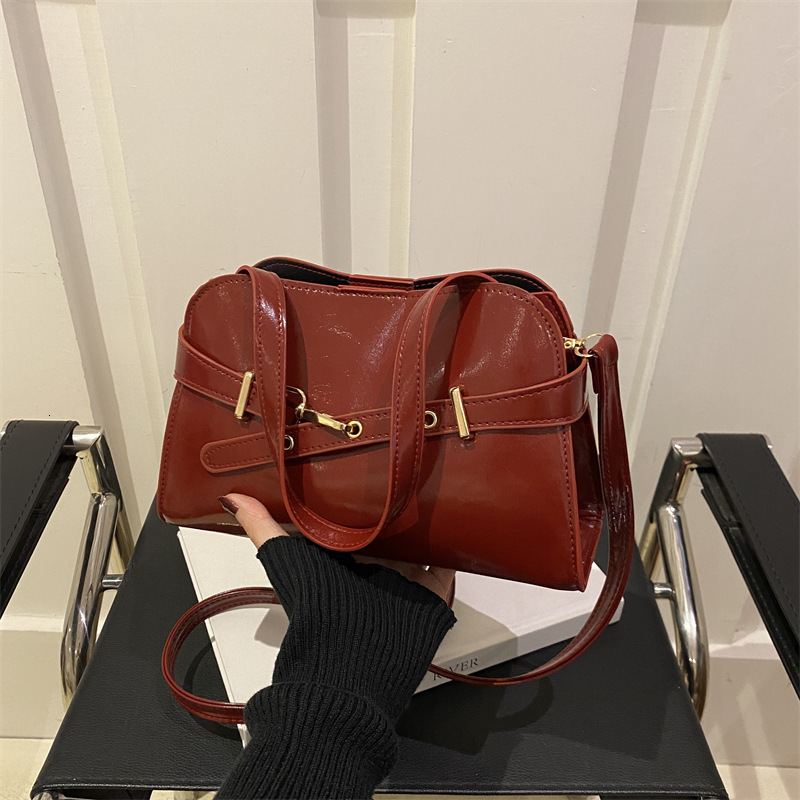 New Shoulder Bag For Spring And Summer Niche Temperament Women's Shell New Free Delivery Designer Bag Bag Luxury Bag Fashionable Simple Crossbody