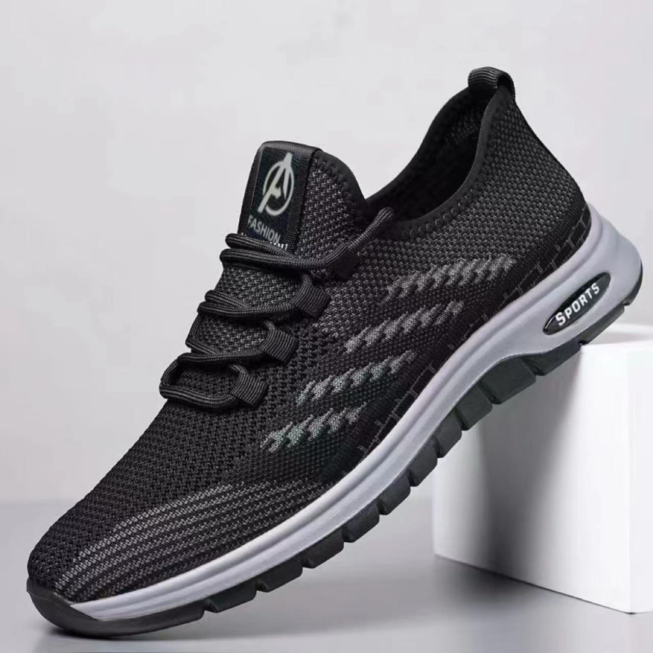 Men's new flying woven middle-aged and elderly simple casual shoes, soft sole anti slip, versatile lazy shoes for one foot