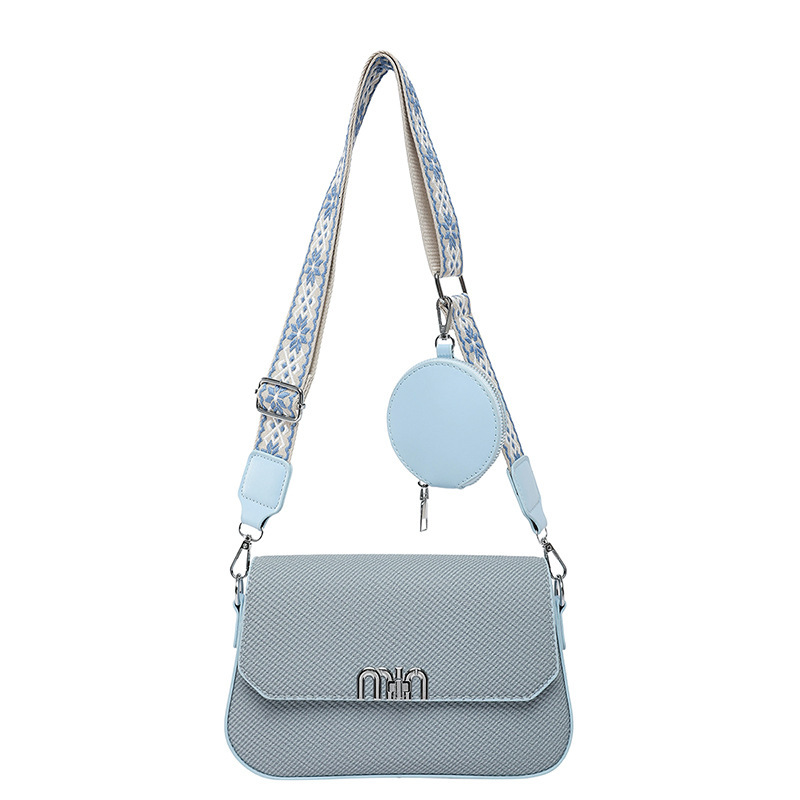 2025 new fashionable Korean niche small square with feminine temperament, versatile, simple, wide strap, single shoulder crossbody bag