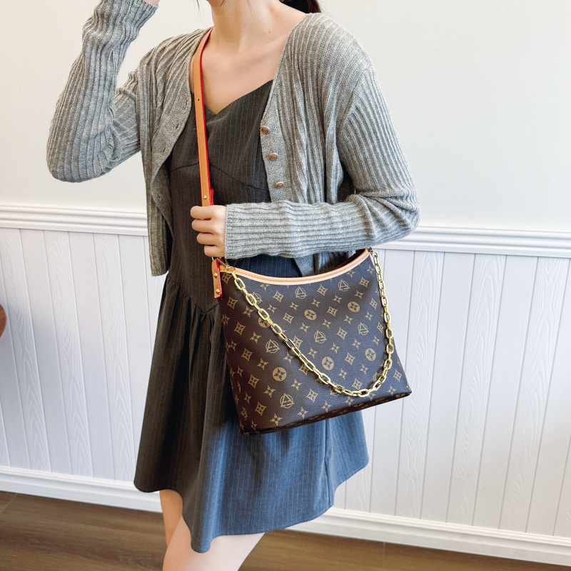 Free shipping 2025 new designer bag fashionable commuting large capacity bucket bag premium texture printed single shoulder diagonal cross bag for wom