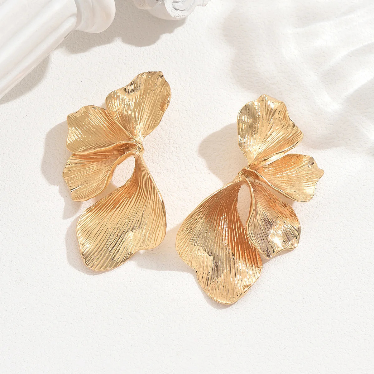 Elegant ginkgo leaf earrings for women simple petals wearing exaggerated women jewelry party gifts 250515