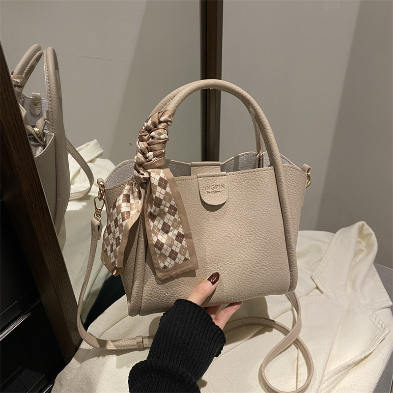 Free Delivery Designer Bag Winter 2025 High End Fashion Bucket Hand Women's New Commuting Versatile Basket Luxury Bag