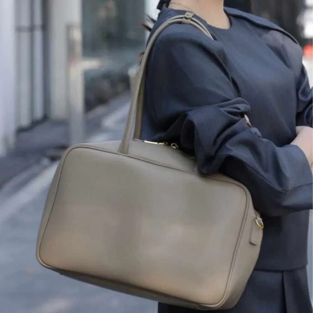 2025 New High-quality Large-capacity Handbag Casual Versatile Messenger Niche Leather Shoulder Small Square Bag Bowling Girl