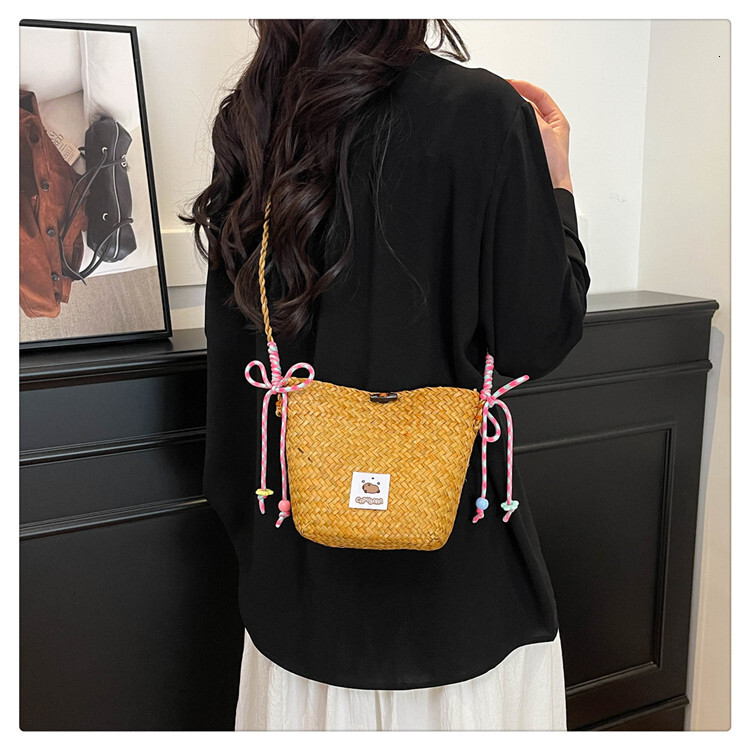 New straw woven lazy casual fashion versatile women's single shoulder crossbody bag beach vacation woven bag solid color simple single shoulder c