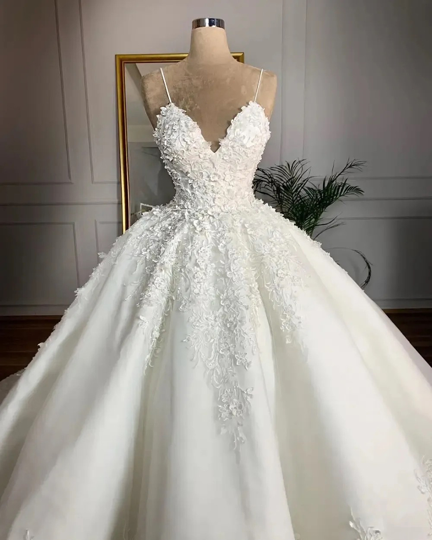Gorgeous Spaghetti Strapless Wedding Dresses Lace 3D-Floral Appliques Bridal Ball Gowns Sleeveless Custom Made Bride Dresses
