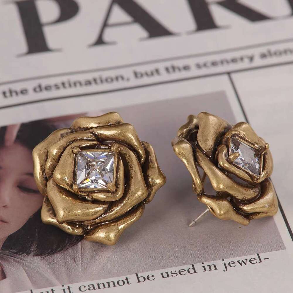 Middle aged small fragrant style gold three-dimensional camellia flower studded with dias earrings, grand and elegant, ladies' high-end