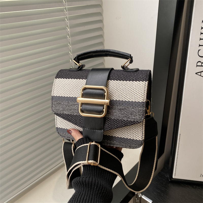 Free Delivery Designer Bag Color Blocking Korean Version Women's Shoulder With Simple Temperament Hand Held Small Square 2025 Autumn And Winter N
