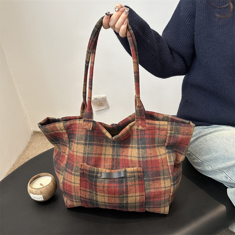 Free Delivery Designer Bag 2025 Winter New Personalized Plaid Casual Commuting Shoulder With Fashionable And Niche Design Underarm Tote Luxury Bag