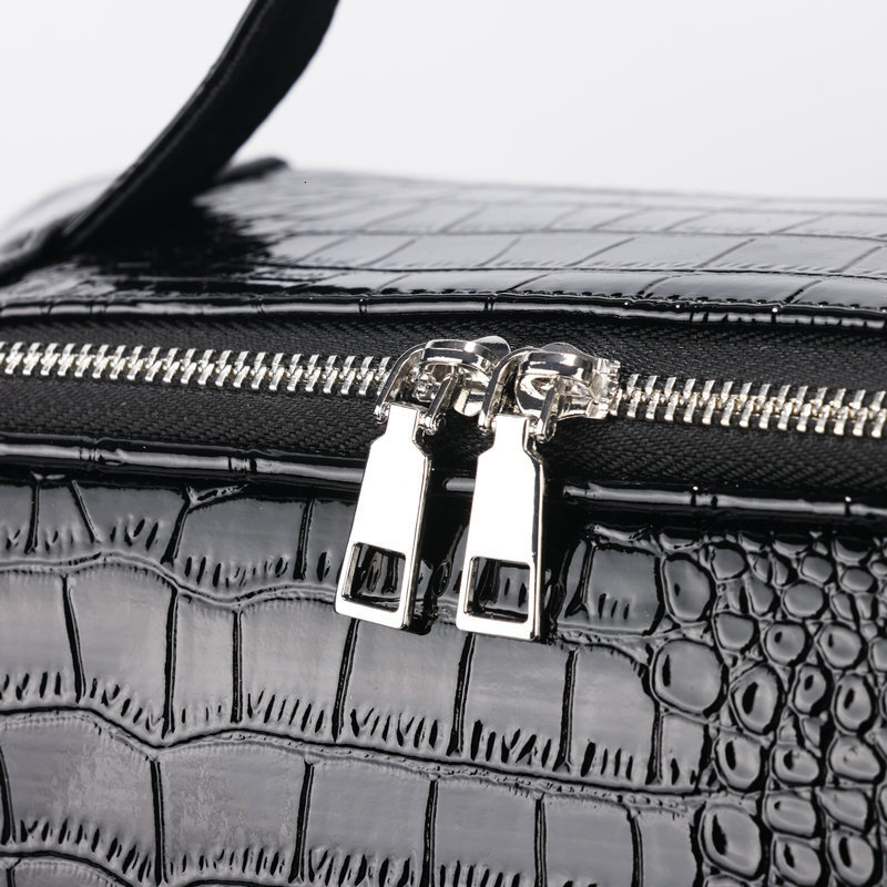 2025S Designer Bag New Casual Men Black Trendy Cool Crocodile Pattern Outdoor Computer Backpack