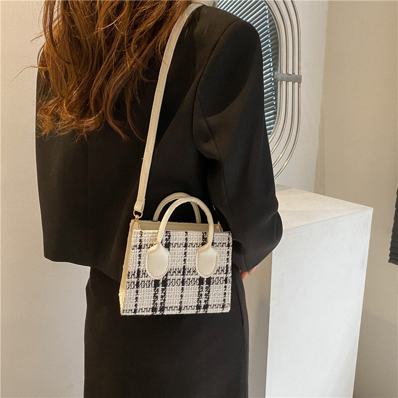 Top quality brand, high-end new free designer bag, fashionable new women's small fashion plaid shoulder cross bag, lightweight and simple tempera