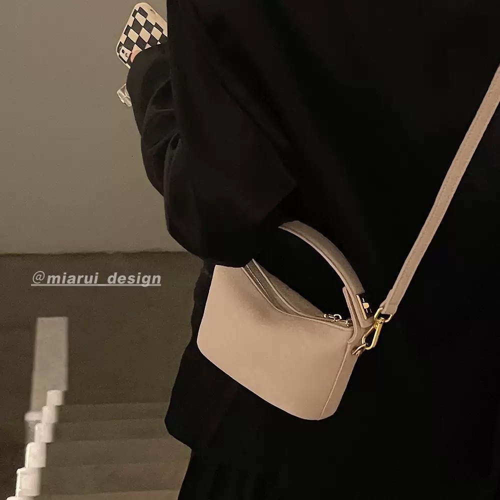 New women's niche design lunch box simple handbag small square bag retro texture cloud bag solid color versatile commuting bag casual shoulder cr