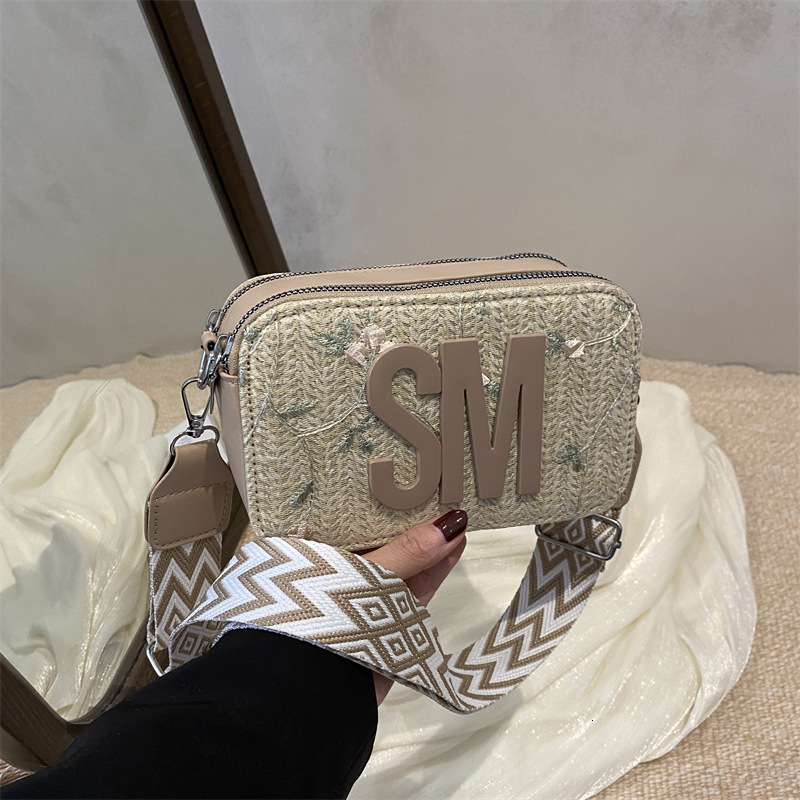 Texture Camera Women's Spring And Summer New Free Delivery Designer Bag Grass Woven Luxury Bag Fashionable Bag 2025 New Wide Shoulder Strap Cross