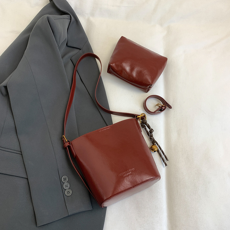 Free Delivery Designer Bag Fashionable Solid Color Glossy Water Bucket For Women 2025 Autumn Winter New Style Simple And Casual High End Single Should