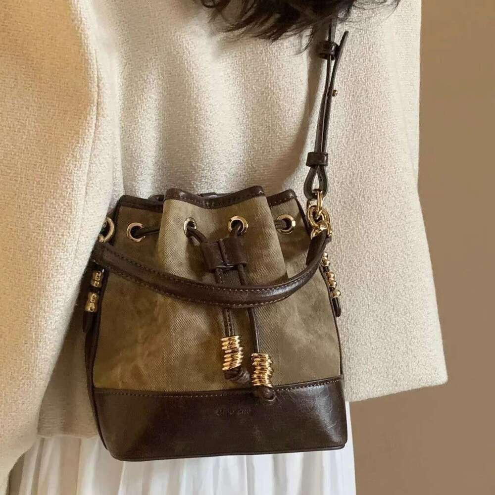 Oil Painting Revival Retro Temperament Premium Sense Versatile Bucket Women's 2025 New Fall/Winter Drawstring Tote Bag