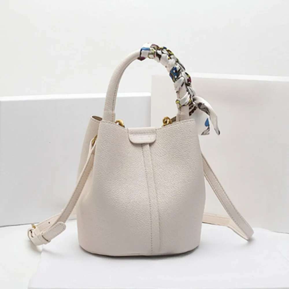 New Versatile Dermis Magnetic Exposure Bucket Simple Casual All-Match Advanced Shoulder Bag Large Capacity Silk Scarf Messenger