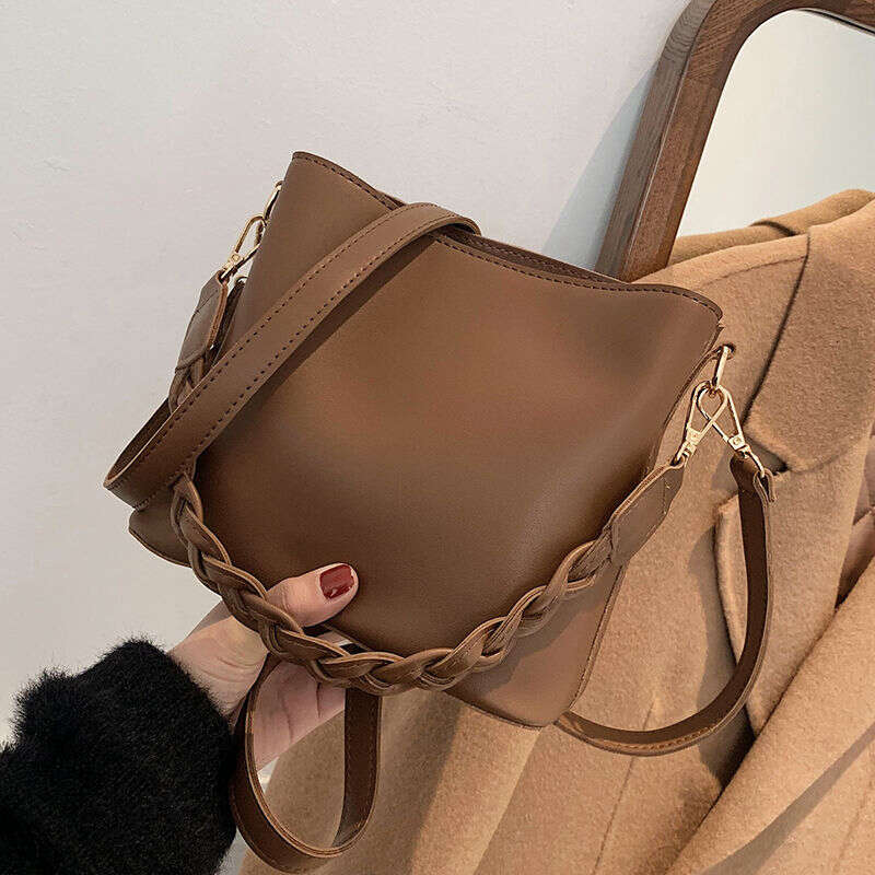 Internet celebrity small women's 2025 new trendy and fashionable versatile single shoulder crossbody armpit bucket bag