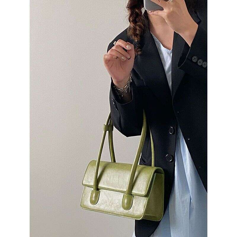 Small niche design armpit for women 2025 new fashion oil wax leather mailman bag, high-end feel handbag shoulder bag trend
