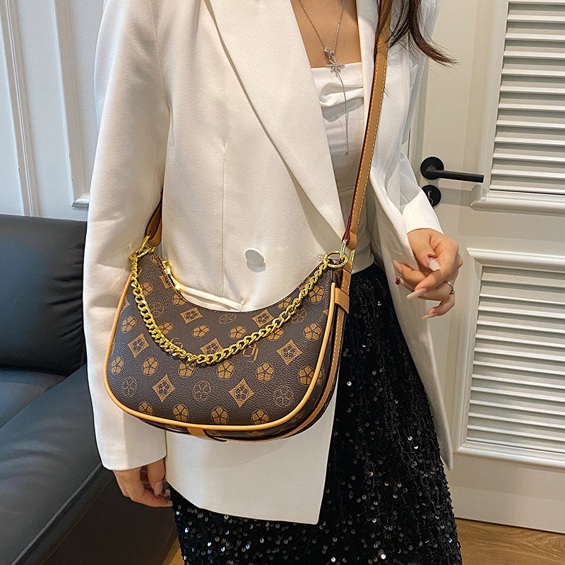 Free shipping 2025 new designer bag fashionable commuting tote bag premium texture printed single shoulder diagonal cross armpit bag