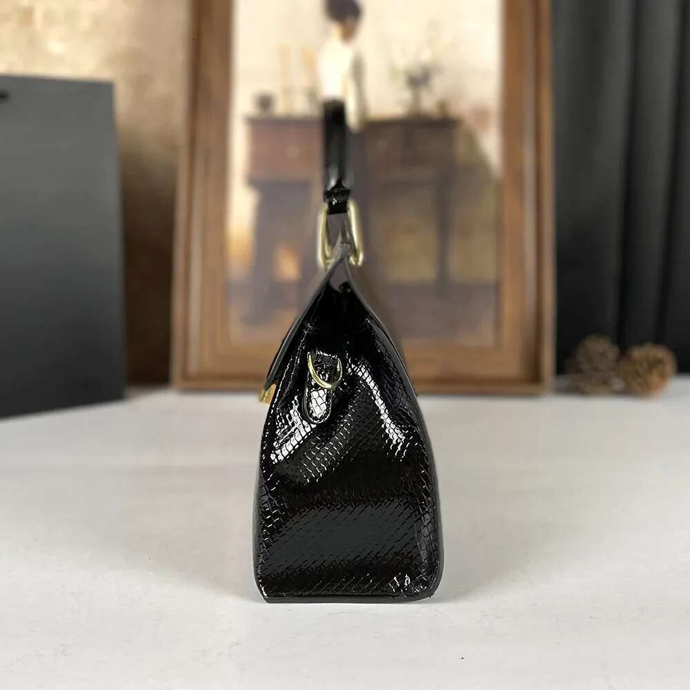 High End Fashion European And American Large Capacity Hand-Held Crossbody Bag, Temperament Light Women's Bag