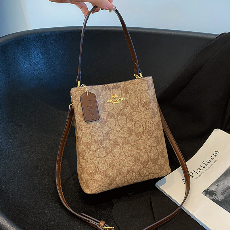 free shipping designers bags for womens 2025 New Fashionable Printed Handbag Versatile Large Capacity Single Shoulder Diagonal Span Bag Water Bucket B