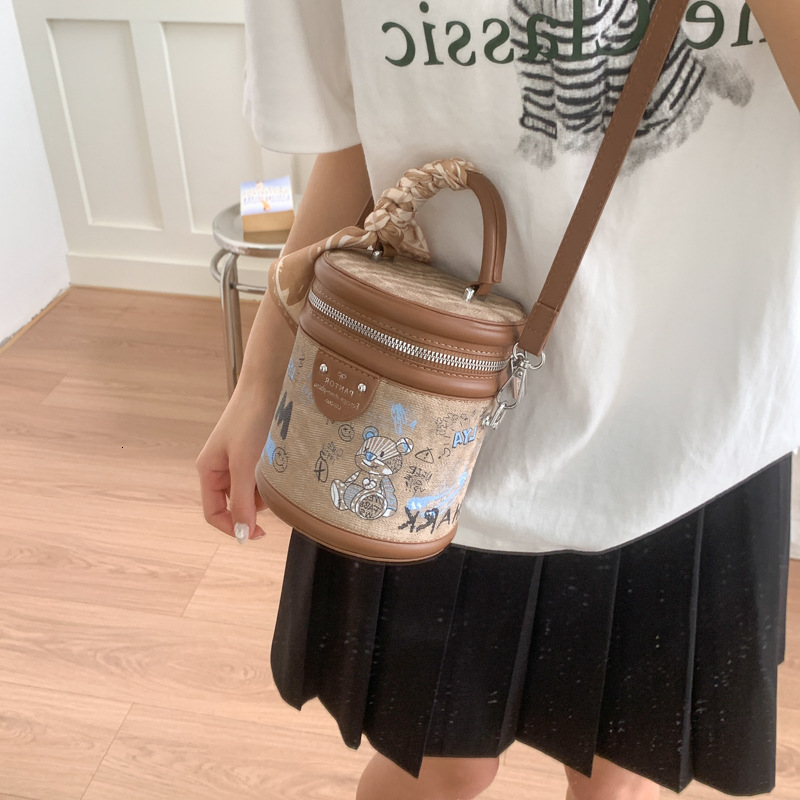 Little Bear Graffiti Printed Handheld Bucket for Women 2025 New Style Internet Celebrity Trendy Street Photography Versatile Single Shoulder Crossbody