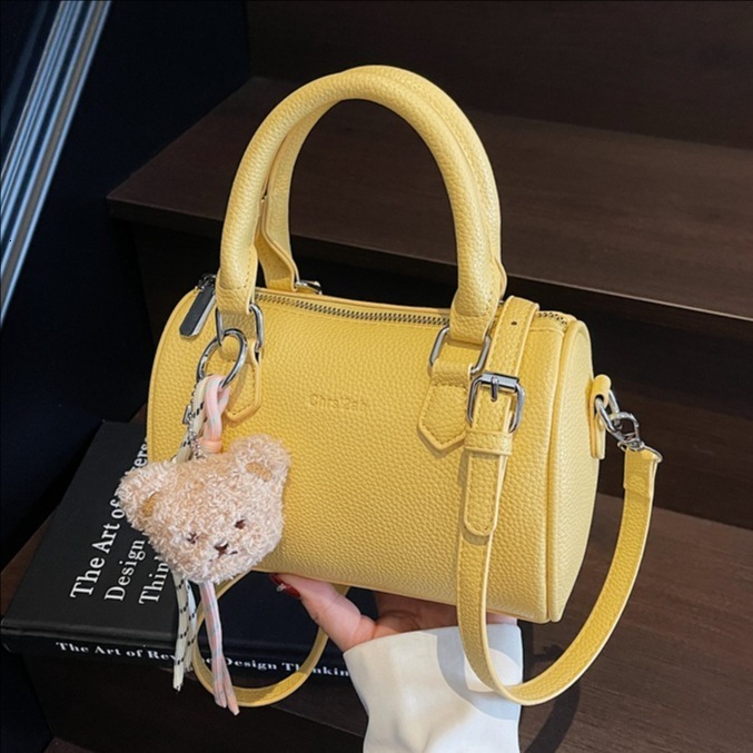 Small niche design, hand-held pillow bag, women's 2025 new style, fashionable and high-end, versatile single shoulder crossbody bag
