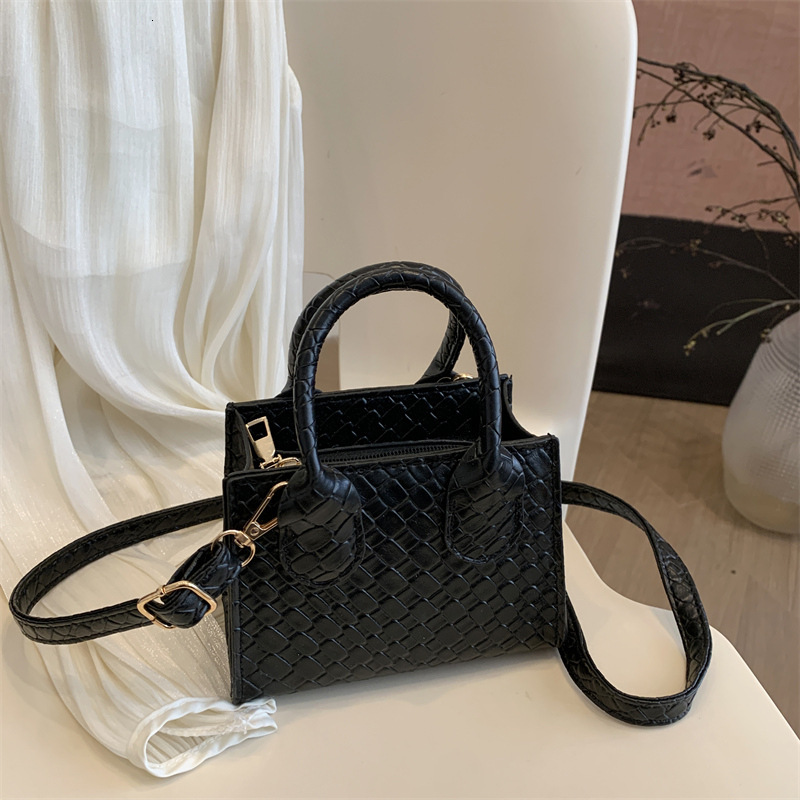 Solid Color Simple And Fashionable Diamond Grid Pattern 2025 Casual Summer New Large Capacity Handheld Small Square New Free Delivery Designer Bag Lux