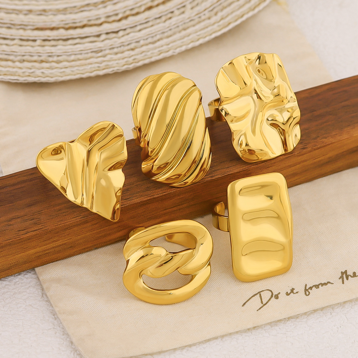 Sophisticated 18-Karat Yellow Gold Plate Hollow Ear Cuff Decorations Featuring Classic Shapes