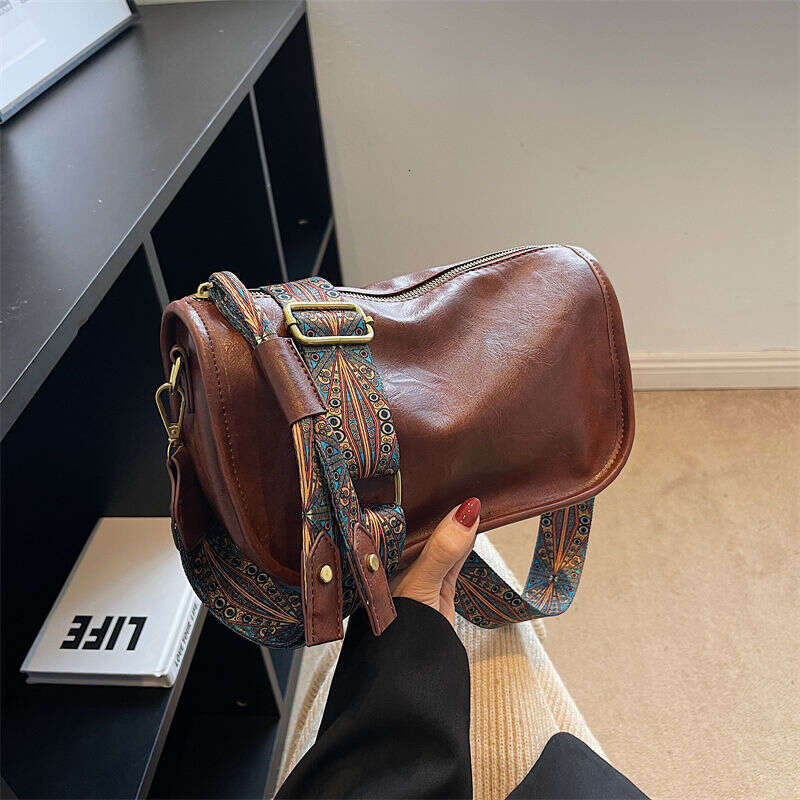 fast shipping Women's 2025 New Fashionable Versatile Casual Western Style Wide Strap Single Shoulder Girls' Crossbody Bag, Trendy
