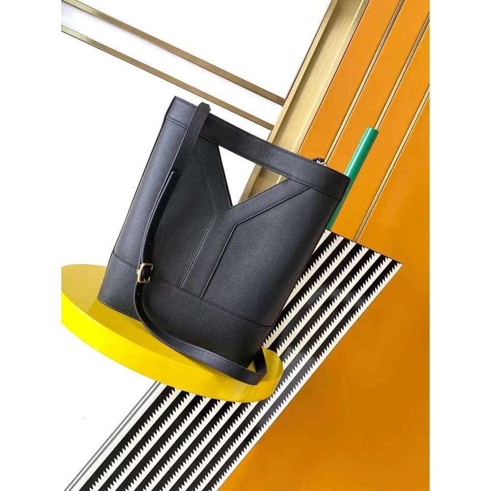 Lady Bucket Bags For Women Designer 2025 New Decoration Chain Beach Vacation Brand Shopping Handbag