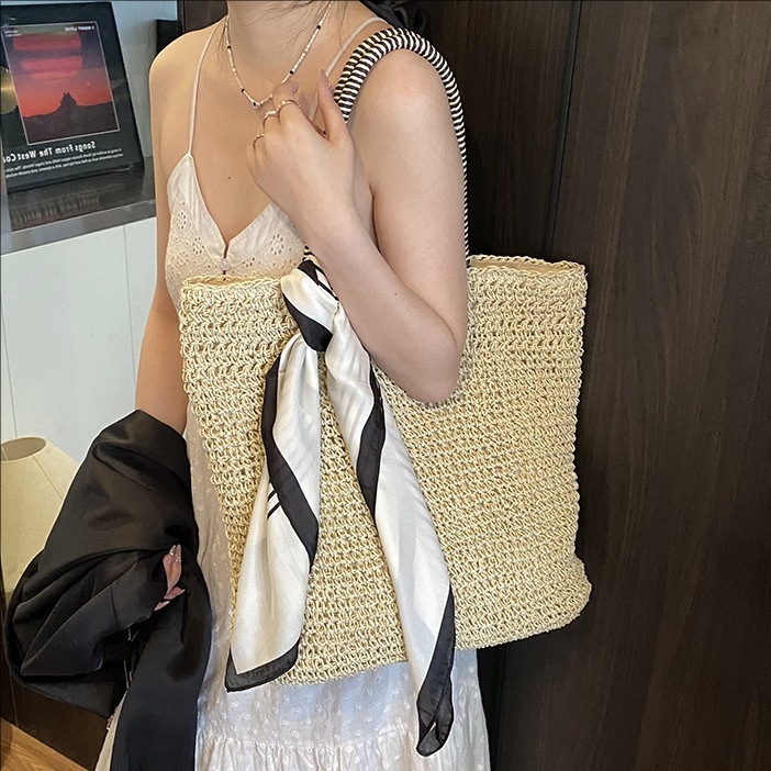 Casual Handheld Tote for Women 2025 New Large Capacity Handmade Grass Woven Beach Resort Shoulder Bag