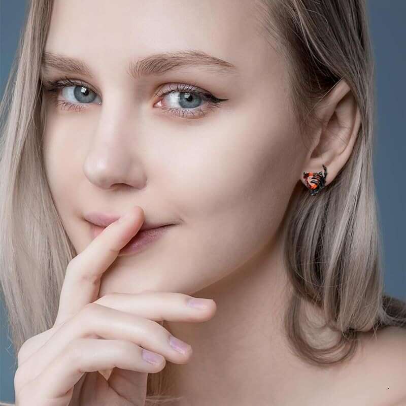New product niche design, fashionable and simple dark series, ghostly hands, heart-shaped dia studded earrings for women