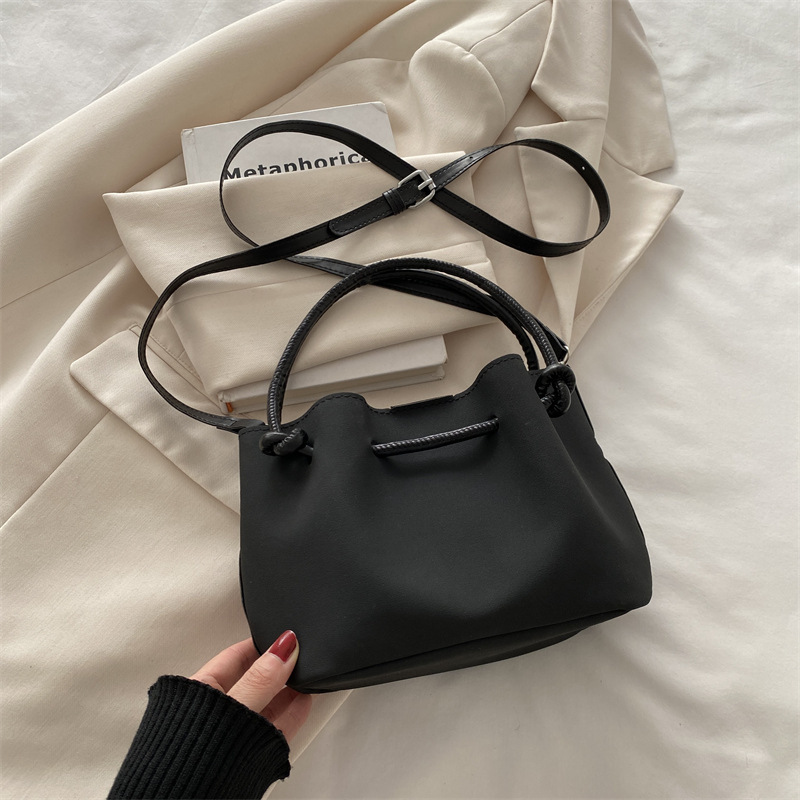 Free Delivery Designer Bag Commuter Hand 2025 Winter New Versatile Ins This Year Popular Single Shoulder Crossbody Baozi Mother For Women Luxury Bag